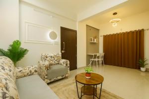 Billede fra billedgalleriet på Home Escape Luxury Skyview 2BHK Near RamadÀ iNDORE i Indore