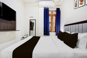 Una cama o camas en una habitación de Super Collection O Nagwa Lanka Varanasi 40 fotos más