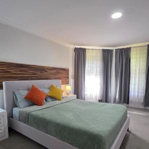 Ένα ή περισσότερα κρεβάτια σε δωμάτιο στο Spacious Home Located Near Airport & City