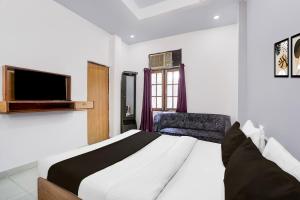 Ένα ή περισσότερα κρεβάτια σε δωμάτιο στο Super Hotel O Gomti Nagar Near Amity Formerly Hotel Green Apple