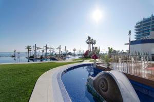 una piscina en un complejo con un parque acuático en Sea Senses by Mar Holidays, en Torrevieja