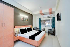 a hotel room with a bed and a window at Super Townhouse Maithli Marg Sector 55 Formerly Red Roof in Noida