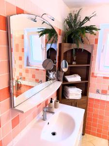 Ένα μπάνιο στο Domus Maria with swimming pool and Free parking