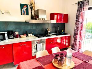 Η κουζίνα ή μικρή κουζίνα στο Domus Maria with swimming pool and Free parking