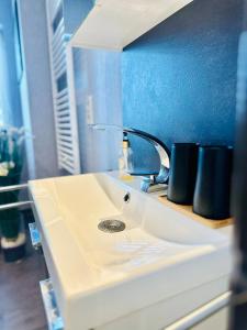 a sink with a faucet on top of it at Ferienwohnung Prieros am Langer See mit Klima in Heidesee