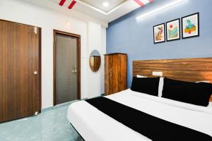 Una cama o camas en una habitación de Super Townhouse Hitech City Near Yashoda Hospital