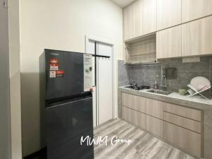 O bucătărie sau chicinetă la Jalan Rusa Studio Room Walks to KSL Mall JB