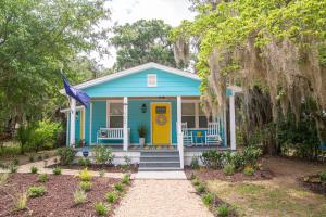 Κήπος έξω από το Cottage on Greene! Downtown Beaufort several Blocks Away and Parris Island a 10 Minute Drive