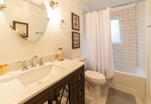 Ένα μπάνιο στο Cottage on Greene! Downtown Beaufort several Blocks Away and Parris Island a 10 Minute Drive +46 φωτογραφίες