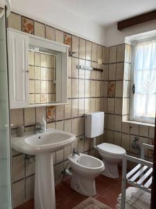 a bathroom with a sink and a toilet at Casa Azzurra in La Guardia