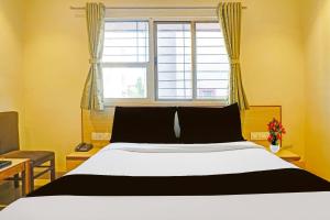 Ένα ή περισσότερα κρεβάτια σε δωμάτιο στο Super Collection O Pune Nagar Road Viman Nagar Formerly Ananta Sagar