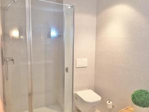 A bathroom at Superb Central Market Apt Még 10 kép