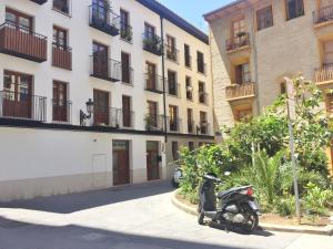 バレンシアにあるSuperb Central Market Aptの建物前に停車するバイク