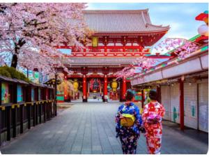 zwei Frauen gehen eine Straße entlang in einem Tempel mit akura-Bäumen in der Unterkunft Hotel chen's house - Vacation STAY 42508v in Tokio