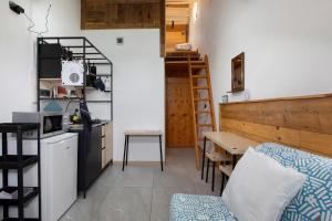 格雷桑Il Nido Di Montagna的一间小房间,设有厨房和一张桌子