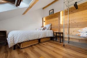 格雷桑Il Nido Di Montagna的带床和木墙的卧室