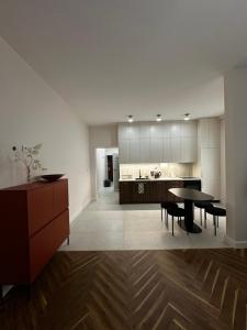 a kitchen and dining room with a table and chairs at Downtown apartment at Kelles Krauza in Radom