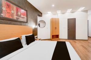 Postel nebo postele na pokoji v ubytování Super Townhouse Kanakpura Road Formerly Panchavati Comforts