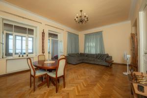 Posezení v ubytování Holiday Private House with Unique Mountain View + 52 fotografií