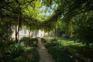 Zahrada ubytování Holiday Private House with Unique Mountain View