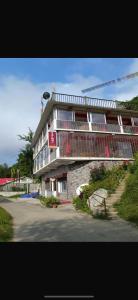 Το κτήριο όπου στεγάζεται  το δωμάτιο σε οικογενειακή κατοικία