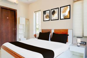 Ένα ή περισσότερα κρεβάτια σε δωμάτιο στο Collection O Varsoli Uptown formerly Carmello & Othelo Villas