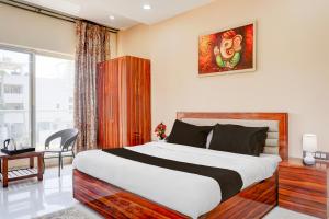 Ένα ή περισσότερα κρεβάτια σε δωμάτιο στο Collection O Varsoli Uptown formerly Carmello & Othelo Villas