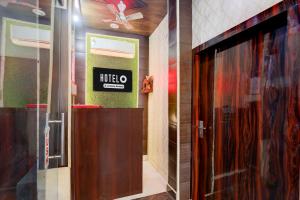 a lobby with a mocho sign on the wall at Super OYO Hotel O Sankat Mochan Gandhi Nagar in Kakarmatha