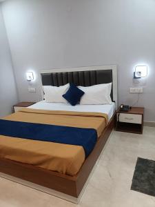 Una cama o camas en una habitación de Hotel Kamboj