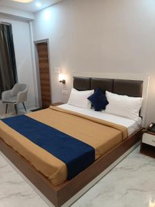 Una cama o camas en una habitación de Hotel Kamboj