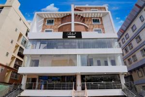 Un edificio con un cartel en el frente. en Super Collection O Sarjapura Road Kasavanahalli, en Bangalore 22 fotos más