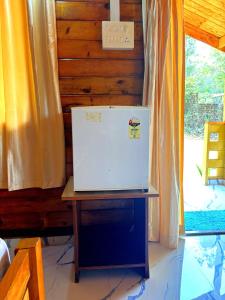 Una computadora portátil sobre una mesa en una habitación. en DEER COTTAGES Agonda, en Agonda 8 fotos más