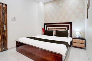 a bedroom with a large bed in a room at Super Hotel O Itwari Railway Station Formerly Hotel Prime in Nagpur +40 photos