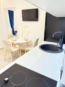 Kuchyň nebo kuchyňský kout v ubytování Aurora Apartment + 12 fotografií