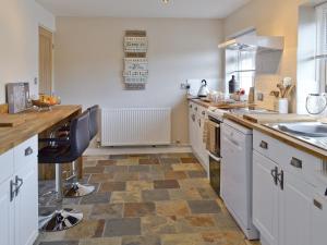 une cuisine avec un évier et un plan de travail dans l'établissement Willow Tree Cottage, à Foxholes