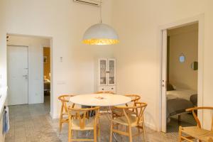 een keuken en eetkamer met een tafel en stoelen bij The Barcelona Centric APT by Maison Piñata in Barcelona