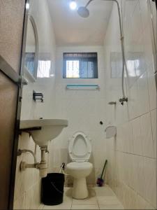 バガモヨにあるMjapani Lodgeのトイレと洗面台付きのバスルーム