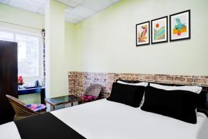 Postel nebo postele na pokoji v ubytování Super Collection O Ganeshguri Nayanpur Formerly Rainbow Residency