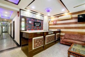 una sala de cata de vinos con bar y sofá en Super Hotel O Taj Nagri Near Taj Mahal East Gate Formerly Riviera, en Agra 22 fotos más