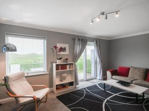 un soggiorno con un divano e un tavolo di Mill Cottage ad Aberdyfi