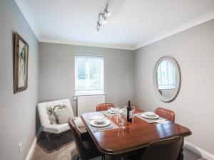 una sala da pranzo con tavolo e sedie di Mill Cottage ad Aberdyfi