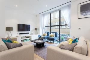 a living room with two couches and a tv at Urban Chic - Chiltern & Baker in London
