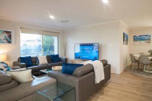 Un lugar para sentarse en Dunsborough Bay Retreat - Steps from Beach and Dining