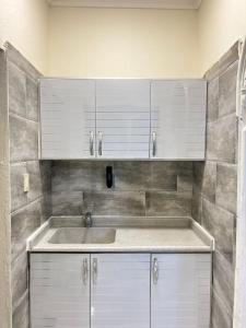 Η κουζίνα ή μικρή κουζίνα στο سويت فندقي راقي وهادئ و قريب من بحر الخبر