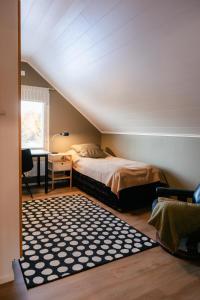 a bedroom with a bed and a desk with a window at Villa Anita in Lapväärtti