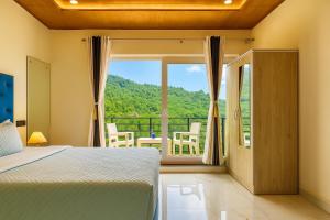 Un dormitorio con una cama y una ventana grande en Hotel Shiva Lake - Near Mussoorie Lake, en Mussoorie