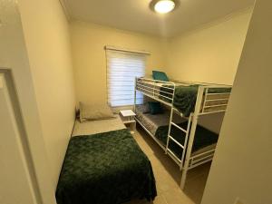 a small room with two bunk beds and a window at Departamento Full Equipado in Concón +32 photos