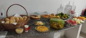 eine Theke mit Körben voller Obst und anderen Lebensmitteln in der Unterkunft A M Hotel in São Luís