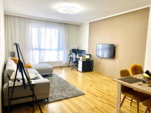 Μια τηλεόραση ή/και κέντρο ψυχαγωγίας στο One bedroom Apartment in Ulaanbaatar