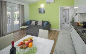 Η κουζίνα ή μικρή κουζίνα στο Apartman Ana 3 by Villas Guide